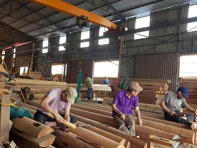 Đội thợ Hải Đăng thi công lắp dựng nhà gỗ cổ truyền tại Hải Phòng